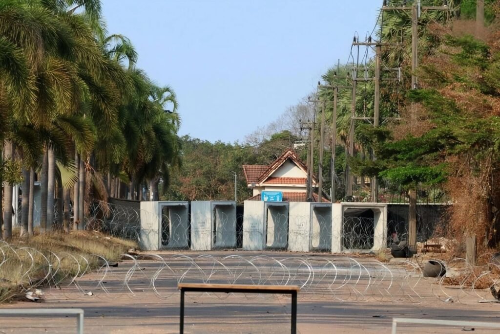 កម្ពុជាតវ៉ាថៃជាថ្មី ករណីសាងសង់ទំនប់ដី និងដាក់លួសបន្លានៅព្រំដែន ទាមទារឱ្យងឌីបញ្ឈប់សកម្មភាពឈ្លានពាន ស្ថានភាពទាហានថៃរាយបន្លាលួស និងលូរប្រអប់ចូលទឹកដីខ្មែរជាច្រើនរយម៉ែត្រក្រោយបទឈប់បាញ់។ រូបថត សហការី