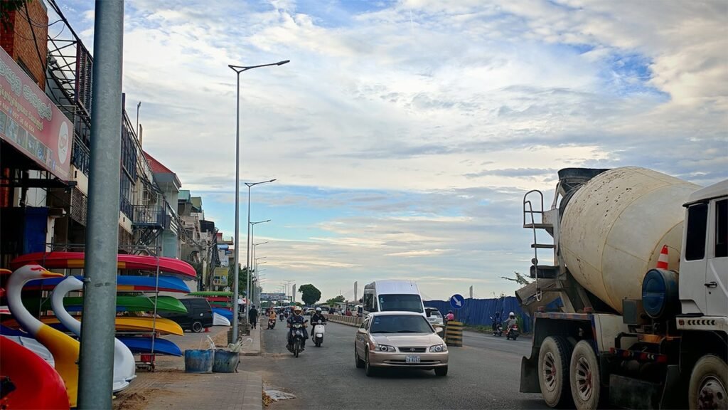 បង្គោលភ្លើងអគ្គិសនីពីស្ពានជ្រោយចង្វារទៅស្ពានឫស្សីកែវ ផ្លូវជាតិលេខ ៥ កំពុងត្រូវបានផ្លាស់ប្ដូរថ្មី។ រូបថត ហុង រស្មី